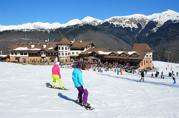 sochi, rússia, mulheres snowboard na estância de esqui rosa khutor - snowbord imagens e fotografias de stock