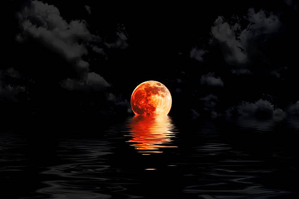 dunkelrotes vollmond in cloud mit wasser-reflektion - full moon moon lunar eclipse red stock-fotos und bilder