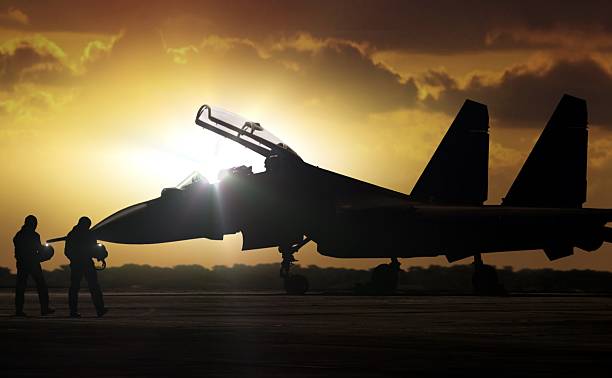 военных самолетов на аэродром, на миссия резервные - air force fighter plane pilot military стоковые фото и изображения