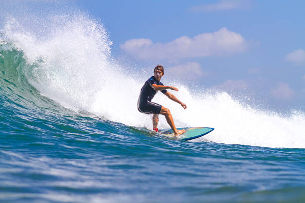 surf una ola. - spraying beaches summer sunlight fotografías e imágenes de stock