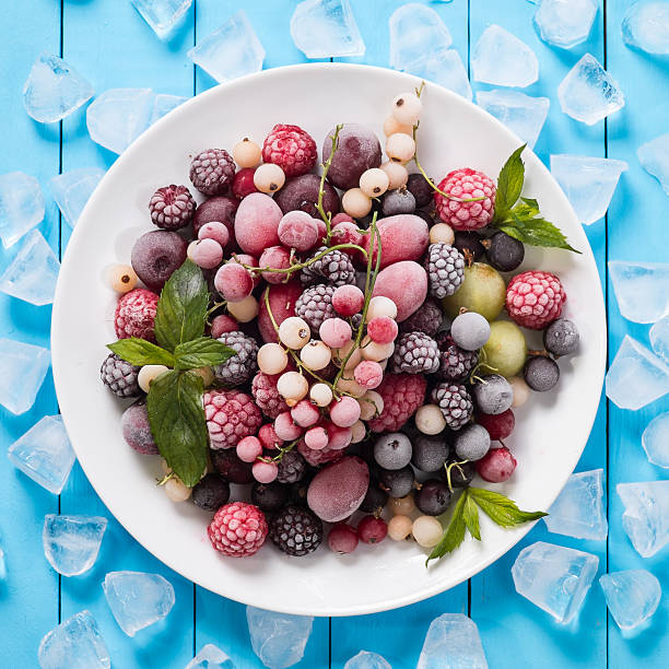 frutas silvestres gelada sobre fundo turquesa vista de cima - blue blueberry cold food descriptive color - fotografias e filmes do acervo