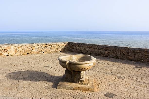 Sicília, Cefalu, terraço com vista para o mar - foto de acervo