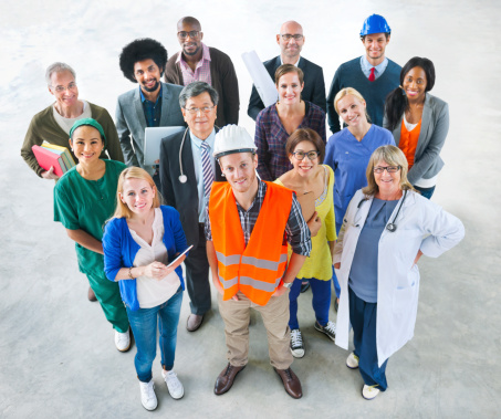 Grupo multiétnico diversas personas con diferentes puestos de trabajo photo