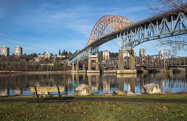 pattullo most i tor kolejowy, nowy westminster - white cloud mountains zdjęcia i obrazy z banku zdjęć