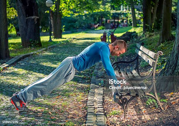 Flexiones Foto de stock y más banco de imágenes de 20 a 29 años - 20 a 29 años, 20-24 años, Actividad