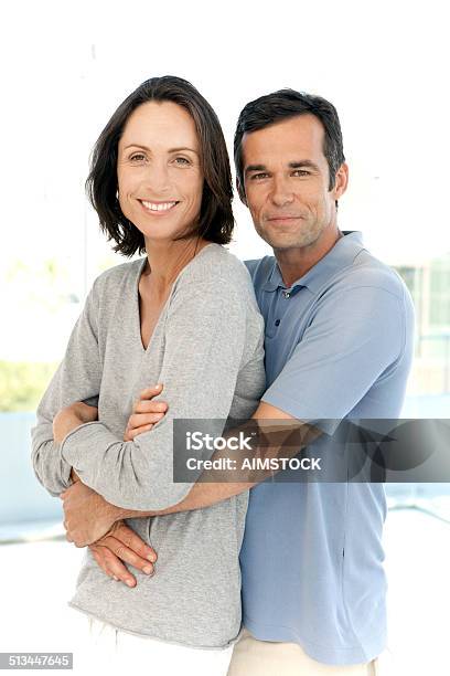 En Amor Pareja Madura Foto de stock y más banco de imágenes de 40-49 años - 40-49 años, Abrazar, Adulto