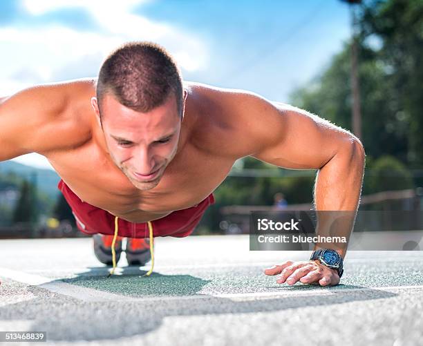 Flexiones Foto de stock y más banco de imágenes de 20 a 29 años - 20 a 29 años, 20-24 años, Actividad