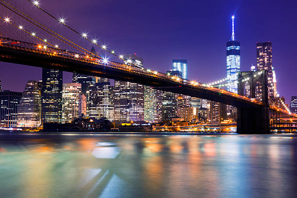 ニューヨークのスカイライン、ブルックリン橋の夕暮れ - east river riverbank waters edge suspension bridge ストックフォトと画像