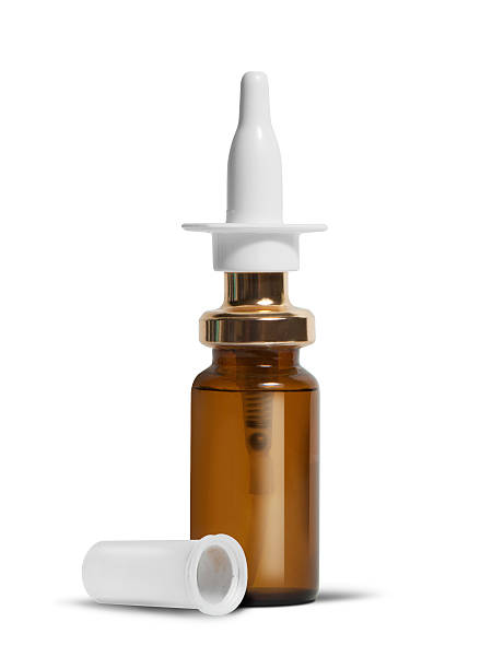 назальный спрей контейнер, изолированные на белом фоне. - nasal spray allergy bottle body care стоковые фото и изображения