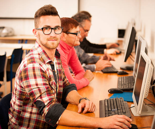 istock Group of adults learning computer skills. Intergenerational transfer of knowledge. 513472602