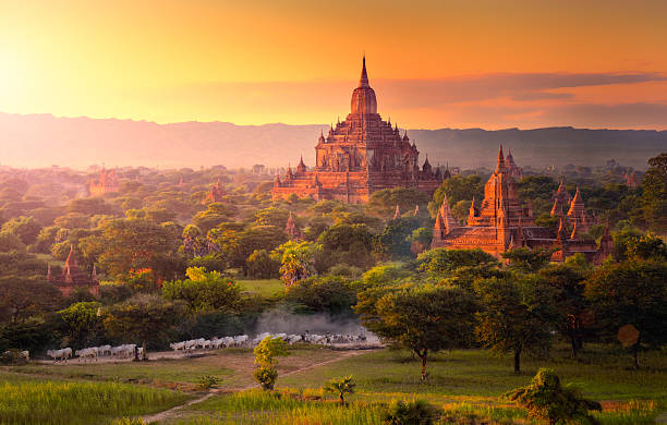 pagoda de paisaje en el plano de bagan, myanmar. - burmese culture fotografías e imágenes de stock