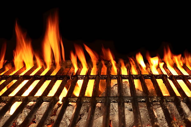 barbacoa fuego parrilla aislado sobre el fondo negro, primer plano - char grilled fire coal heat fotografías e imágenes de stock