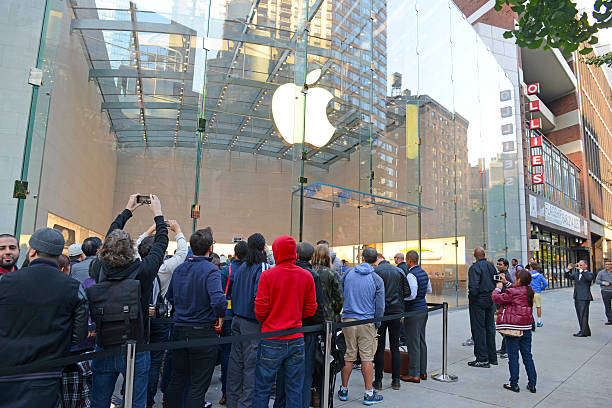 clienti in linea al di fuori dell'apple store a new york - steve jobs foto e immagini stock