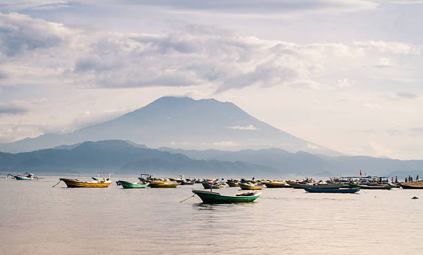 アグン山から見た レンボンガン島 2 - nusa lembongan bali island beach ストックフォトと画像