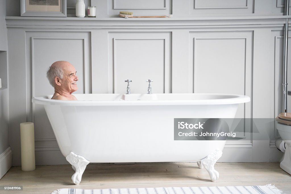 Senior man relaxing in traditional white bath smiling - Royalty-free Banyo Küveti Stok görsel