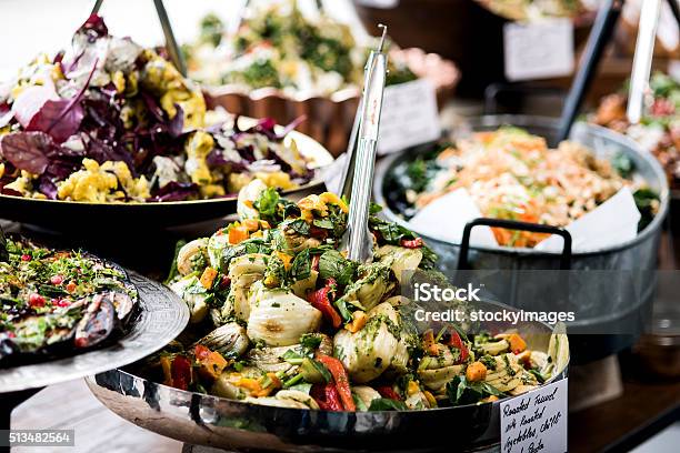 Buffet Frische Salate Stockfoto und mehr Bilder von Büfett - Büfett, Veganes Essen, Gastronomieberuf