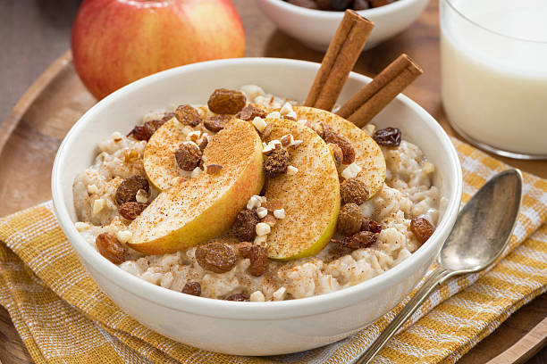 avena con manzanas, pasas y canela, vista superior, primer plano - oatmeal porridge oat raisin fotografías e imágenes de stock