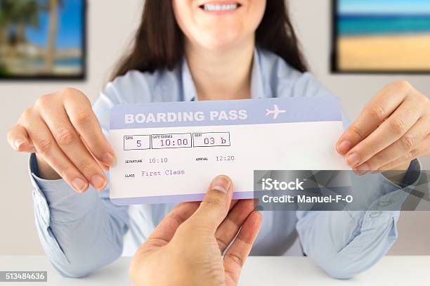 Sie Können Mit Diesem Ticket Stockfoto und mehr Bilder von Reisekaufleute - Reisekaufleute, Flugtickets, Menschliche Hand