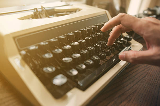 zbliżenie, ręcznie wpisując na starej maszyny do pisania. - machine typewriter human hand typing zdjęcia i obrazy z banku zdjęć