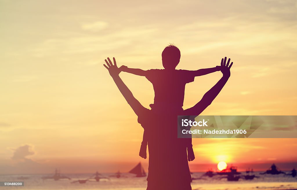 Vater und Sohn am Strand bei Sonnenuntergang - Lizenzfrei Vater Stock-Foto