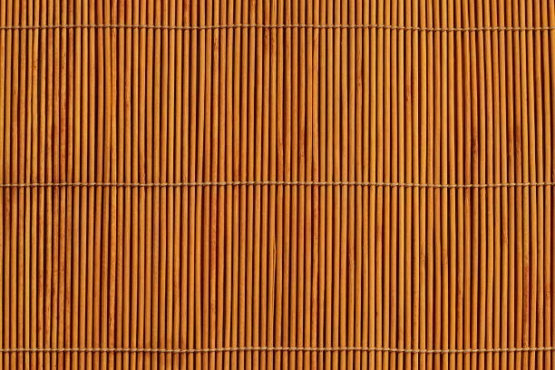 bambù bastone sottopiatto di paglia trama di sfondo - woven wood textured place mat foto e immagini stock