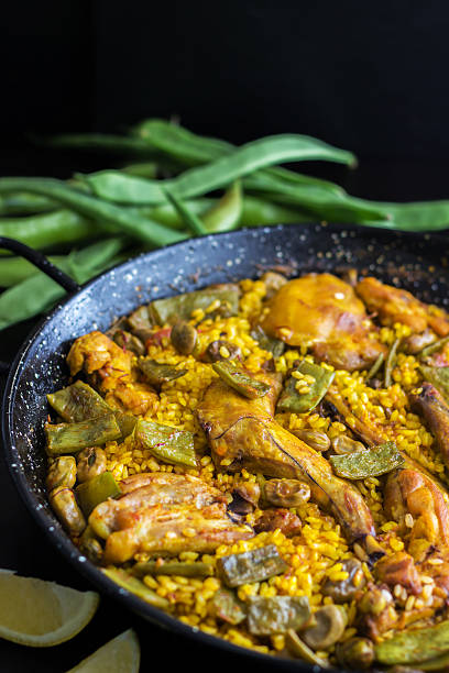 paella valenciana-español comida - mistic fotografías e imágenes de stock