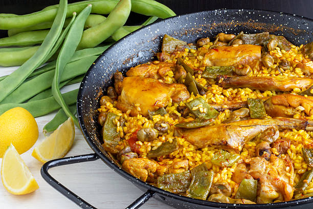 paella valenciana, plats espagnols - lapin viande de gibier photos et images de collection