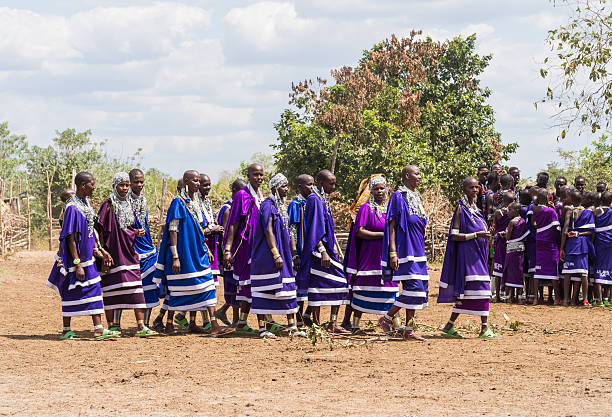 maasai-in tansania - masai africa dancing african culture stock-fotos und bilder