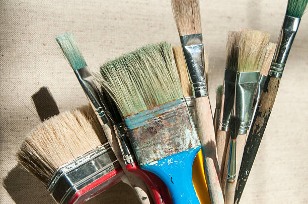 istock Bunch of used paint brushes 513492584