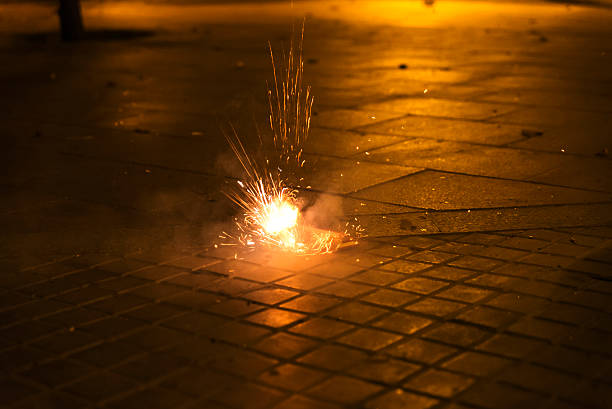 폭발음 있는 firecracke 는 street - 미사일 폭죽 뉴스 사진 이미지