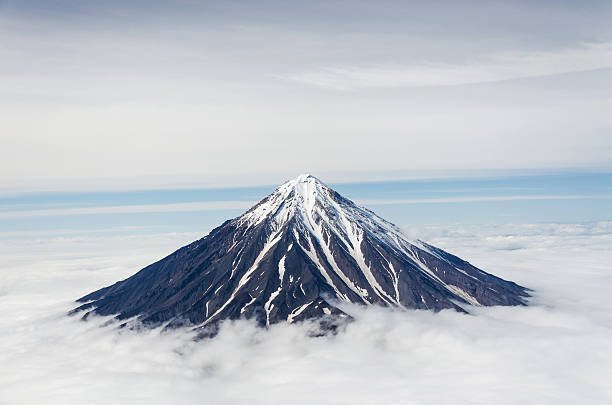 hermoso volcán koryaksky de kamchatka - mountain mountain peak snow spring fotografías e imágenes de stock