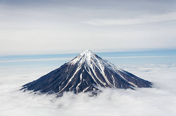 красивые корякская сопка на камчатке - вулканология стоковые фото и изображения