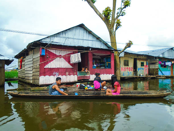 villaggio galleggiante di belén in perù - iquitos foto e immagini stock