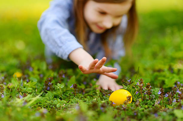 очаровательная маленькая девочка охота на яйцо на пасху - child easter flower little girls стоковые фото и изображения