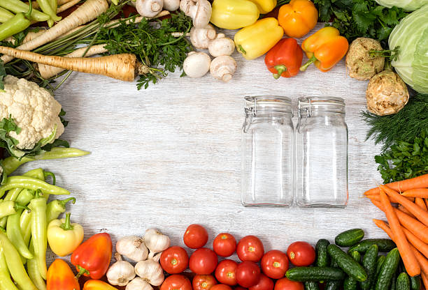 Verduras y frascos sobre fondo de madera - foto de stock