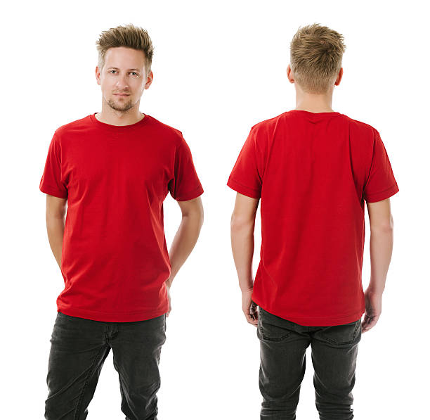 homem posando com camisa vermelha em branco - red t shirt imagens e fotografias de stock