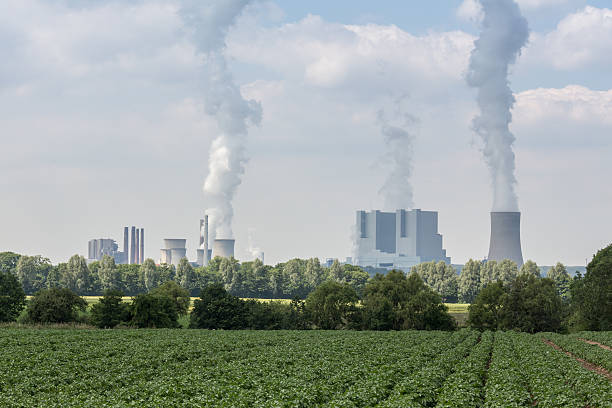 große kohle kraftwerk in deutschland - niederaußem stock-fotos und bilder