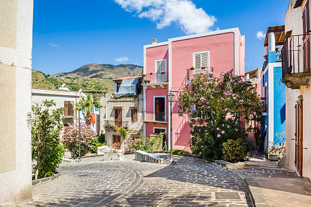 les rues de la vieille ville de lipari - lipari island photos et images de collection