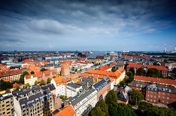 horizonte de copenhague, em um dia nublado - cloud house blue danish culture - fotografias e filmes do acervo