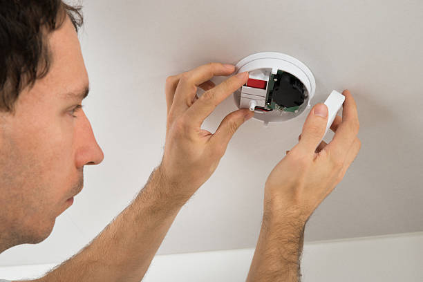 istock Electrician With Smoke Detector 513534798