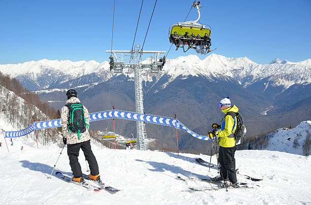 sochi, esquiadores escolha o percurso de descida, esqui estância rosa khutor - snowbord imagens e fotografias de stock