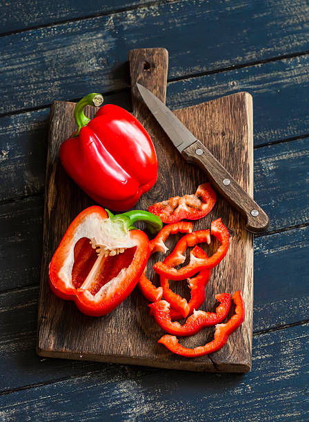 frische rote süßem pfeffer auf einem holz rustikal bord - paprika stock-fotos und bilder