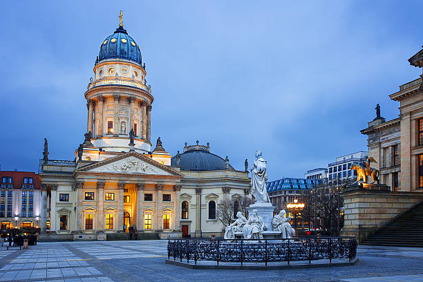 plac gendarmenmarkt w berlinie, niemcy - berlin germany gendarmenmarkt schauspielhaus germany zdjęcia i obrazy z banku zdjęć