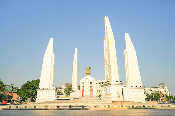 democracia monumento em bangcoc, capital da tailândia, - democracy monument - fotografias e filmes do acervo