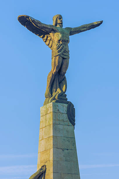 estatua de los héroes del aire - icarus fotografías e imágenes de stock