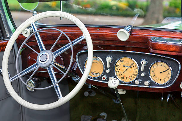 インテリアの古いカー - collectors car dashboard odometer mode of transport ストックフォト�と画像