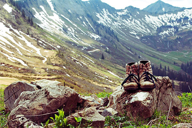 botas de montaña con el en las montañas - berglandschaft fotografías e imágenes de stock