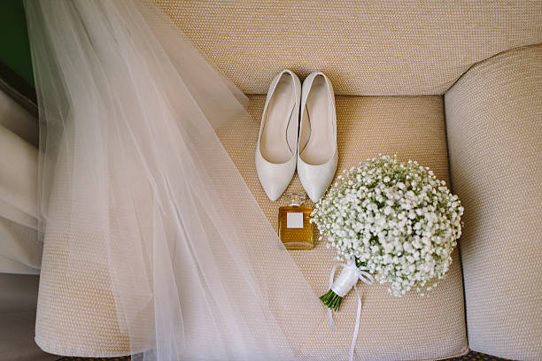 bouquet da sposa e scarpe bianche, profumi e velo - white veil foto e immagini stock