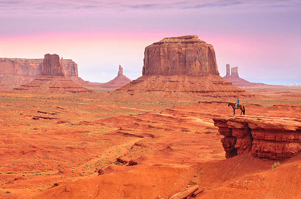 uomo su un cavallo nella monumento valle - monument valley foto e immagini stock