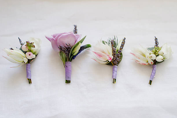 blanc garçons boutonnières et violet fleur à la boutonnière du marié - fleur à la boutonnière photos et images de collection